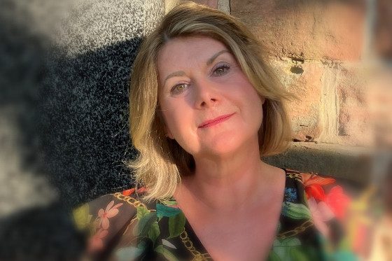 Foto von Patricia Rind im Sonnenlicht, blonde Frau mit mittellangem Bob.